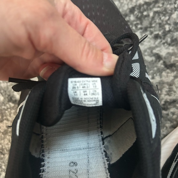 ASICS Men's Black and White Athletic Shoes - Picture 5 of 6